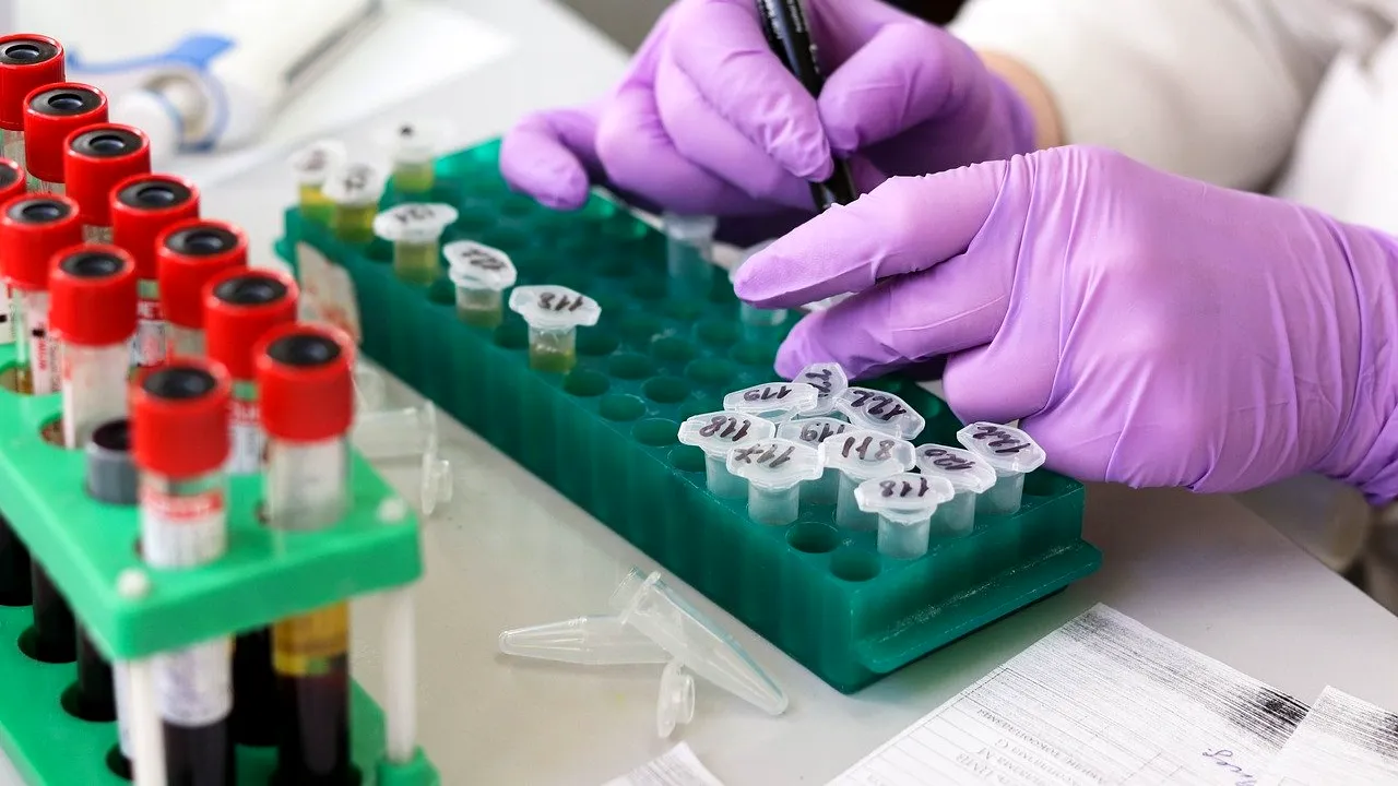 Dr. Marius Geantă, despre mutațiile COVID: Virusul se modifică pe măsură ce trece de la o persoană la alta”