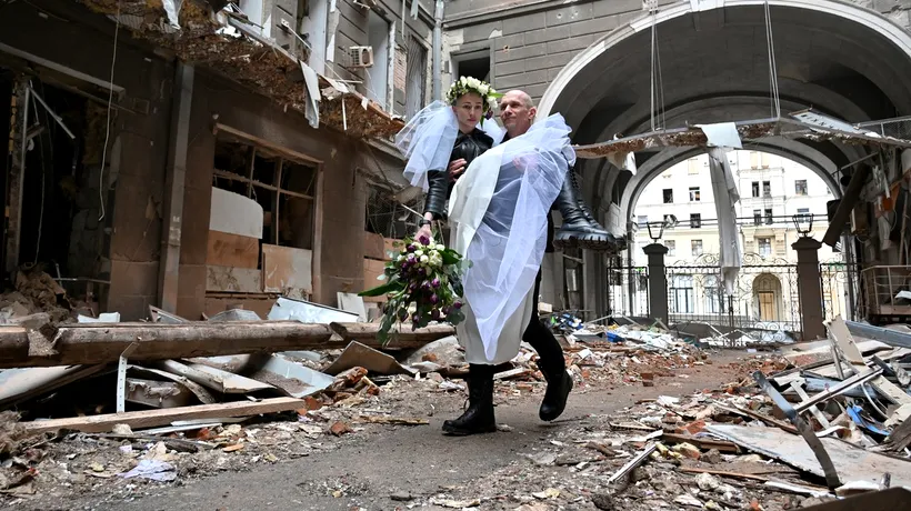 GALERIE FOTO | Un medic și o asistentă s-au căsătorit în Harkov. Imaginile cu cei doi printre ruinele orașului distrus de război s-au viralizat