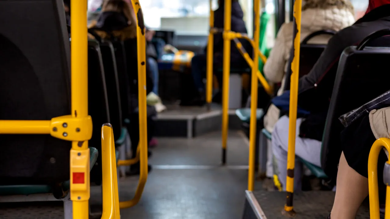 Un oraș din România propune transport public la doar 1 leu pe zi, în contextul creșterii prețurilor la carburanți