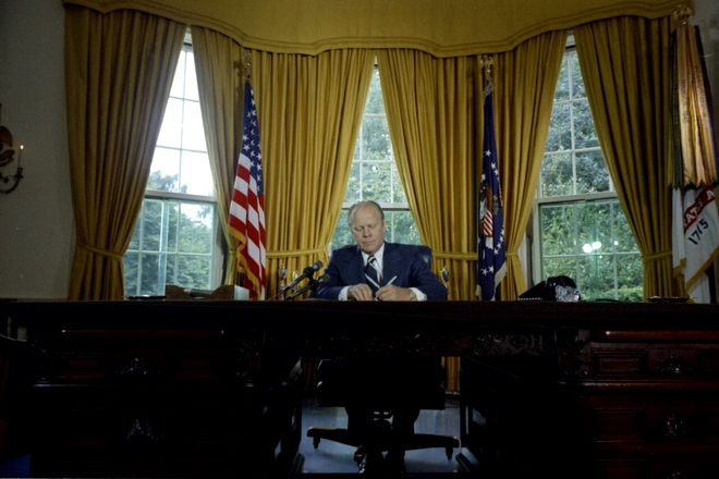 Președintele Gerald Ford îl achită pe fostul președinte Richard Nixon, anul 1974. Sursa Foto: National Archives and Records Administration