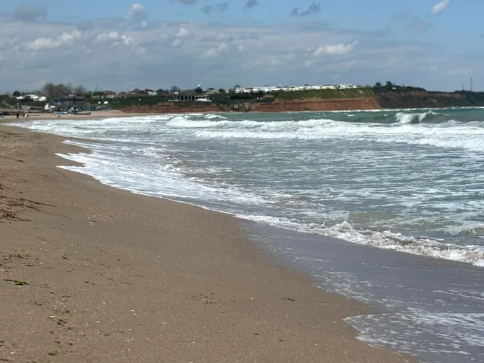 1 Mai în Vama Veche. Vântul puternic nu îi împiedică pe turiști să se plimbe pe litoral. Cum arată marea