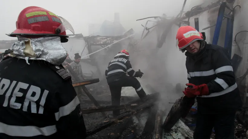 O gospodărie din Suceava a luat foc după ce a fost lovită de un trăsnet