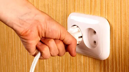 Ce amendă a primit o turistă care a scos din priză un aparat din camera de hotel: „Am blocat cardul”