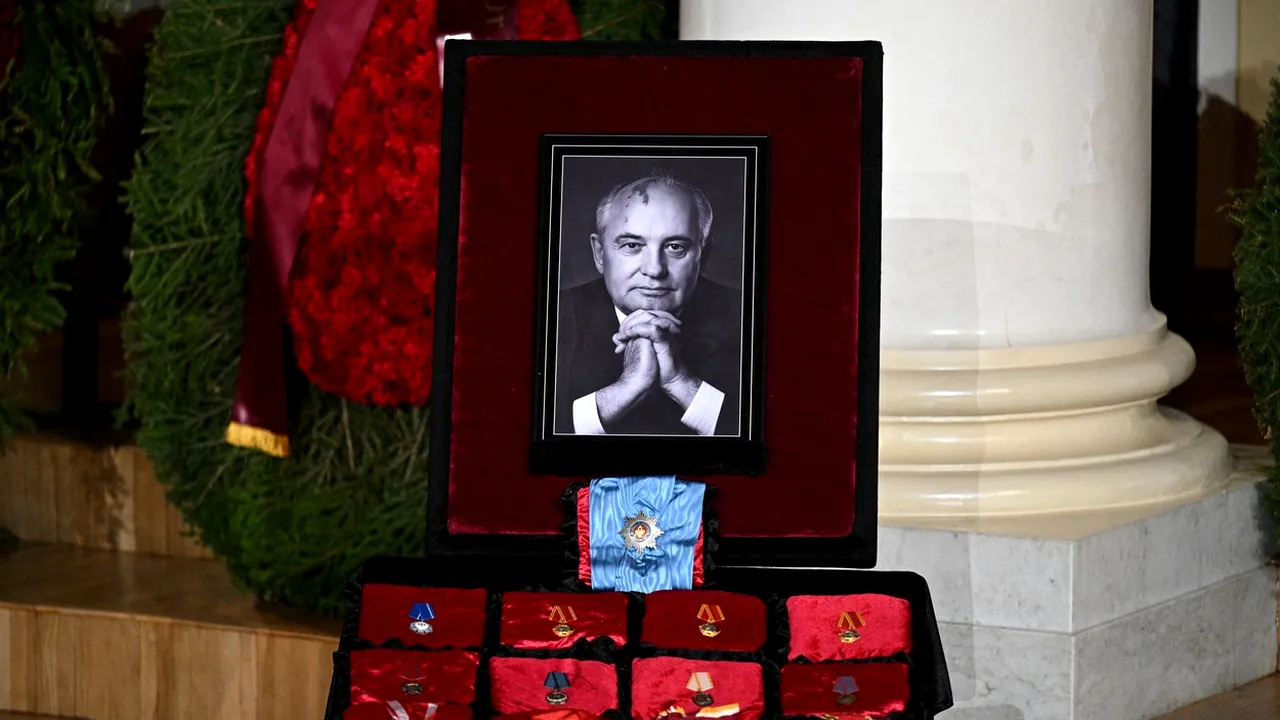 Mii de oameni prezenți la funeraliile fostului conducător sovietic Mihail Gorbaciov. Un singur lider european participă la ceremoniile de la Moscova | GALERIE FOTO