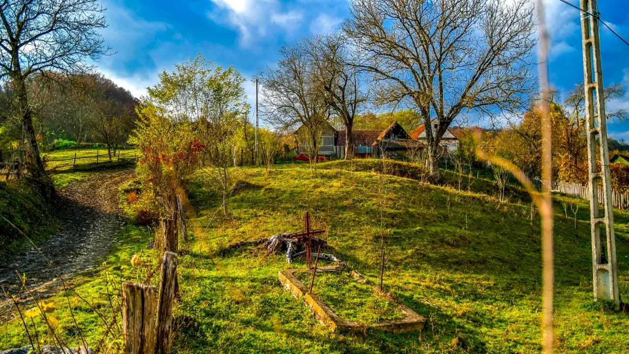 Comuna din România care n-are cimitir, iar morții sunt îngropați în grădină. Primar: 
