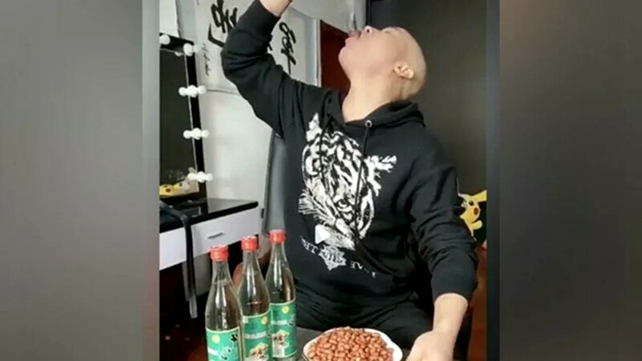 VLOGGER renumit, mort după ce s-a filmat consumând mai multe sticle de alcool. Ce este Baijiu