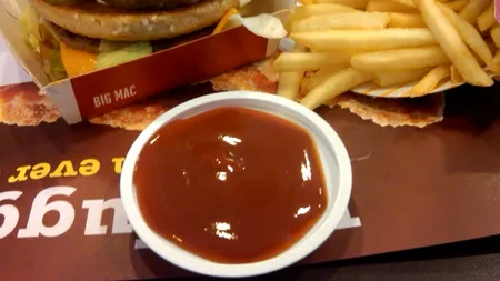 În lupta cu obezitatea, britanicii vor taxă pe sucuri și interzicerea reclamelor la fast-food