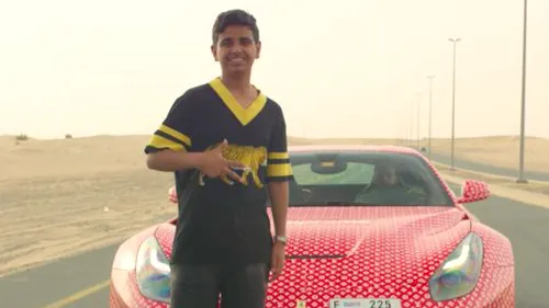 Fiul unui magnat din Dubai, vedetă pe Instagram, și-a învelit Ferrari-ul de 200.000 de lire în ambalaj Louis Vuitton. Detaliul pe care tânărul „l-a uitat 