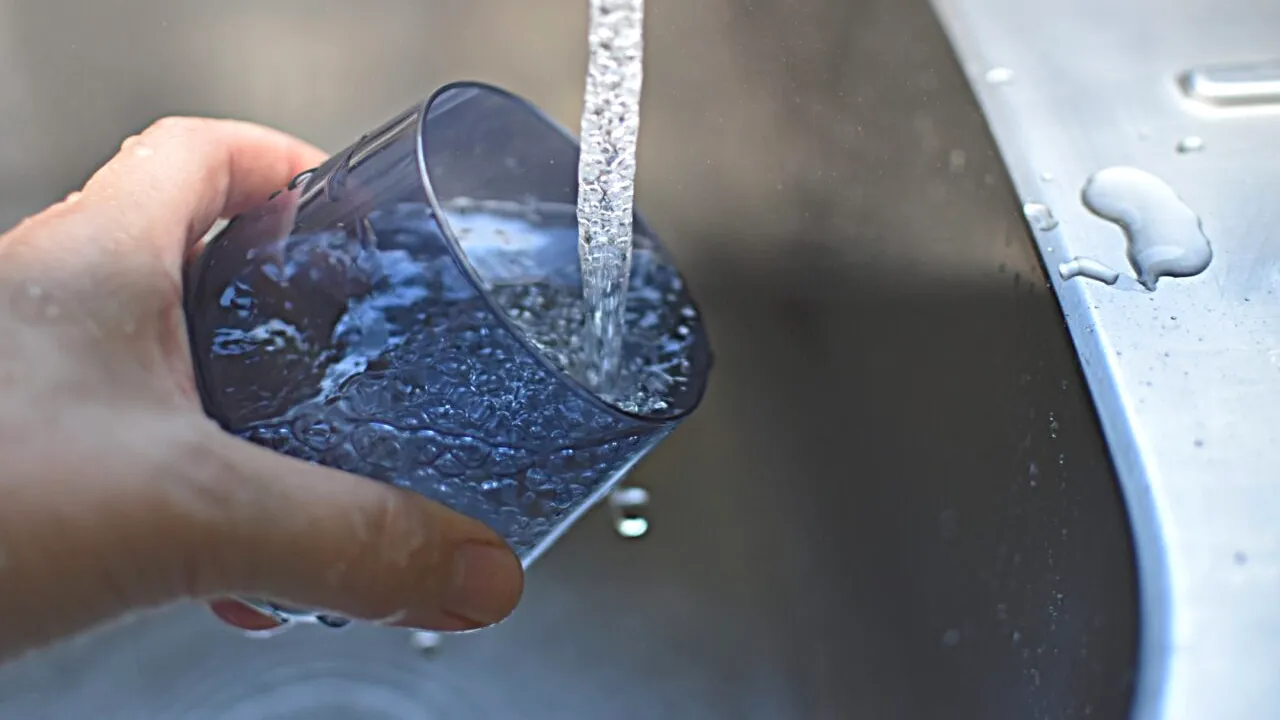 Câtă apă ar trebui să bei și când, de fapt, pentru a fi hidratat. Legumele bune 