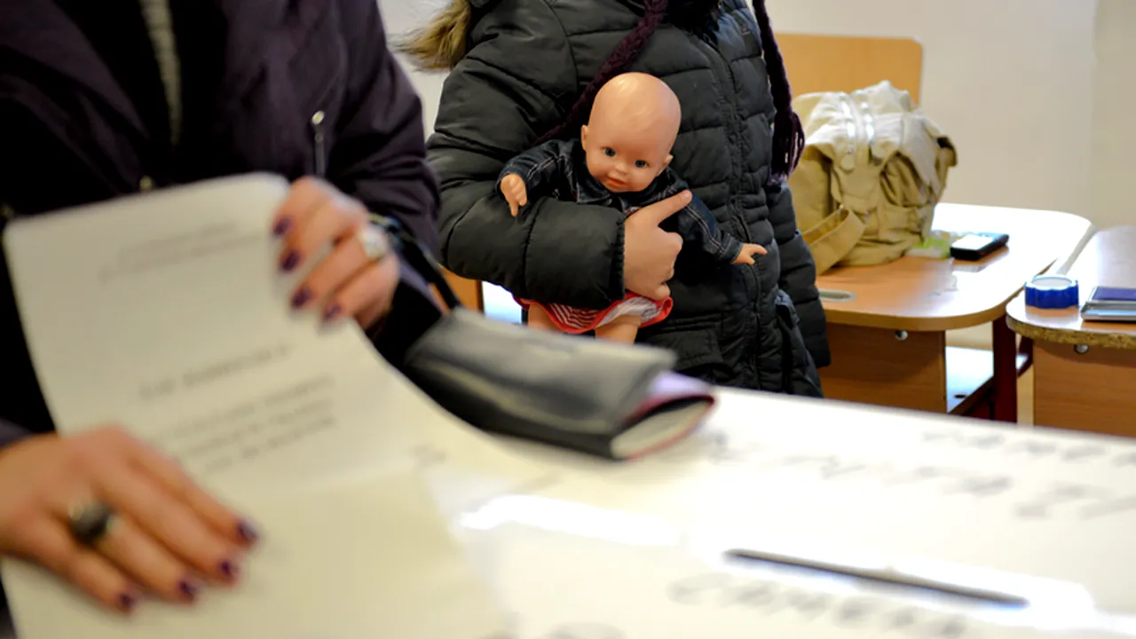 ALEGERI PARLAMENTARE 2012. Amendă de 3.000 de lei pentru membrul unei secții de votare din Capitală care filma cu telefonul