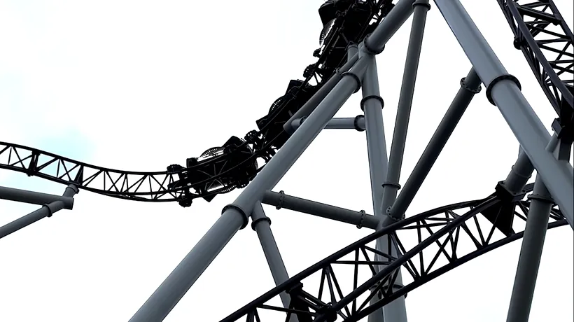 Momente de panică într-un roller coaster din Belgia. Mai multe persoane au fost blocate ore în șir