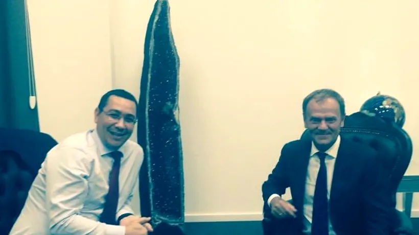 Ponta se pozează cu  președintele Consiliului European, Donald Tusk, după ședința PSD