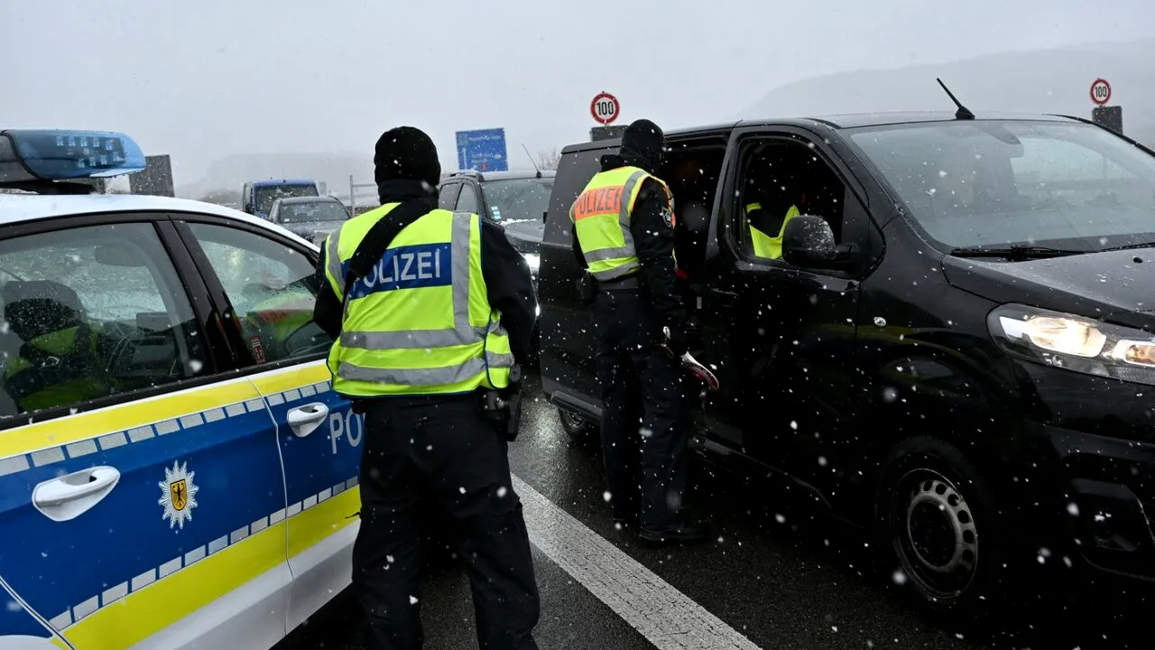 Biroul Asigurătorilor Auto din România: Românii sunt sfătuiți să dețină CARTEA VERDE și în format fizic în UE