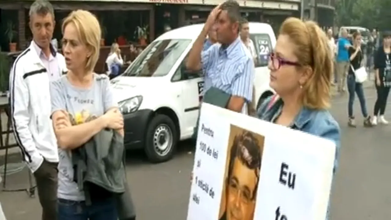 Cele trei protestatare care s-au pus de-a curmezișul valului de 50.000 de simpatizanți PSD: „Ați strigat sus Ponta, nu? 100 de lei, cât v-au dat? V-au dat bonuri să mâncați mici? Câte bonuri?