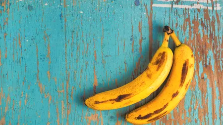 Ce a găsit o femeie în punga cu BANANE de la supermarket. Autoritățile au mers imediat la ea acasă!