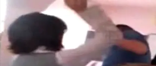 Ce a pățit profesoara filmată în timp ce lovea un elev cu o carte în cap și cu picioarele