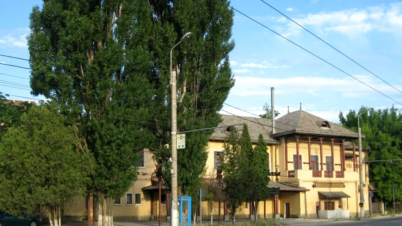 Clădire-simbol din Iași, distrusă peste noapte cu buldozerul. Scriitori celebri i-au călcat pragul, pomenind-o în scrierile lor. Primăria acuză lucrări ilegale. „Este o inconștiență!” (GALERIE FOTO)