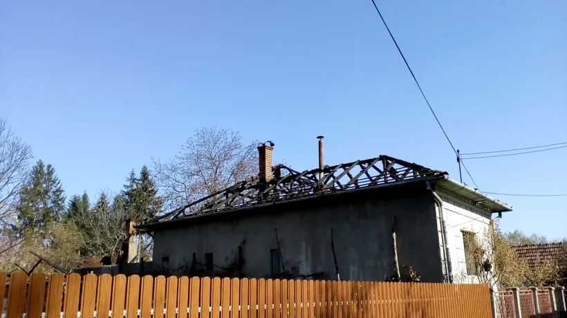 Bărbat de 80 de ani cu arsuri, după ce i s-a aprins locuința, de la un aragaz defect