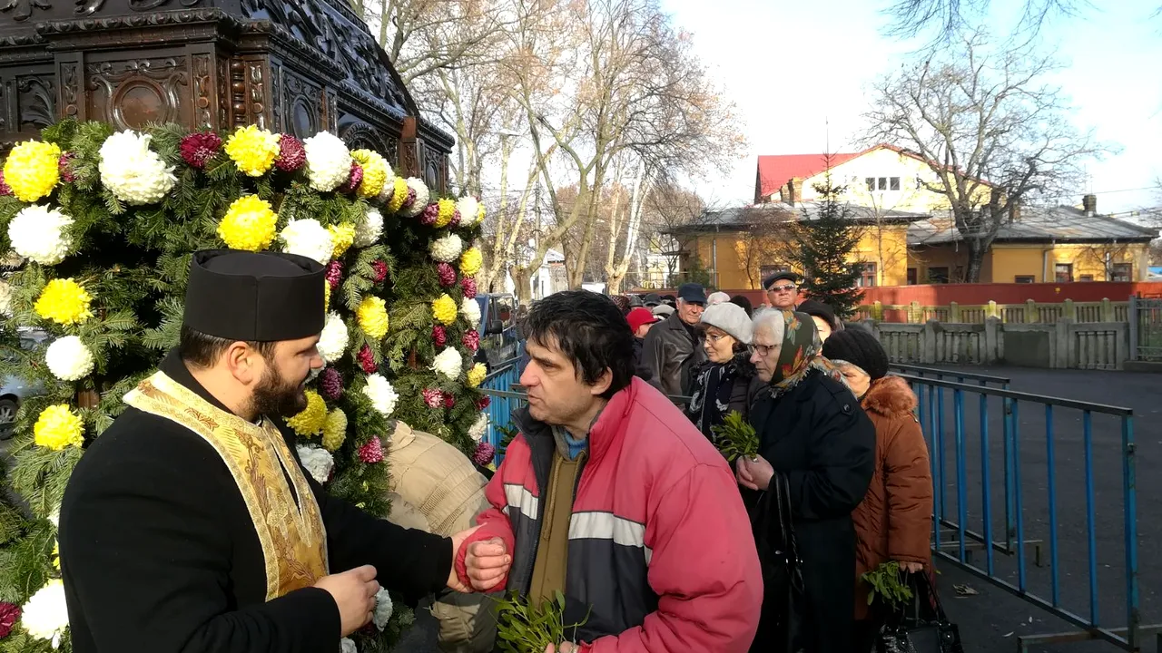 Sute de oameni s-au înghesuit la moaștele Sfântului Nicolae, în fața unei biserici din Brăila. GALERIE FOTO