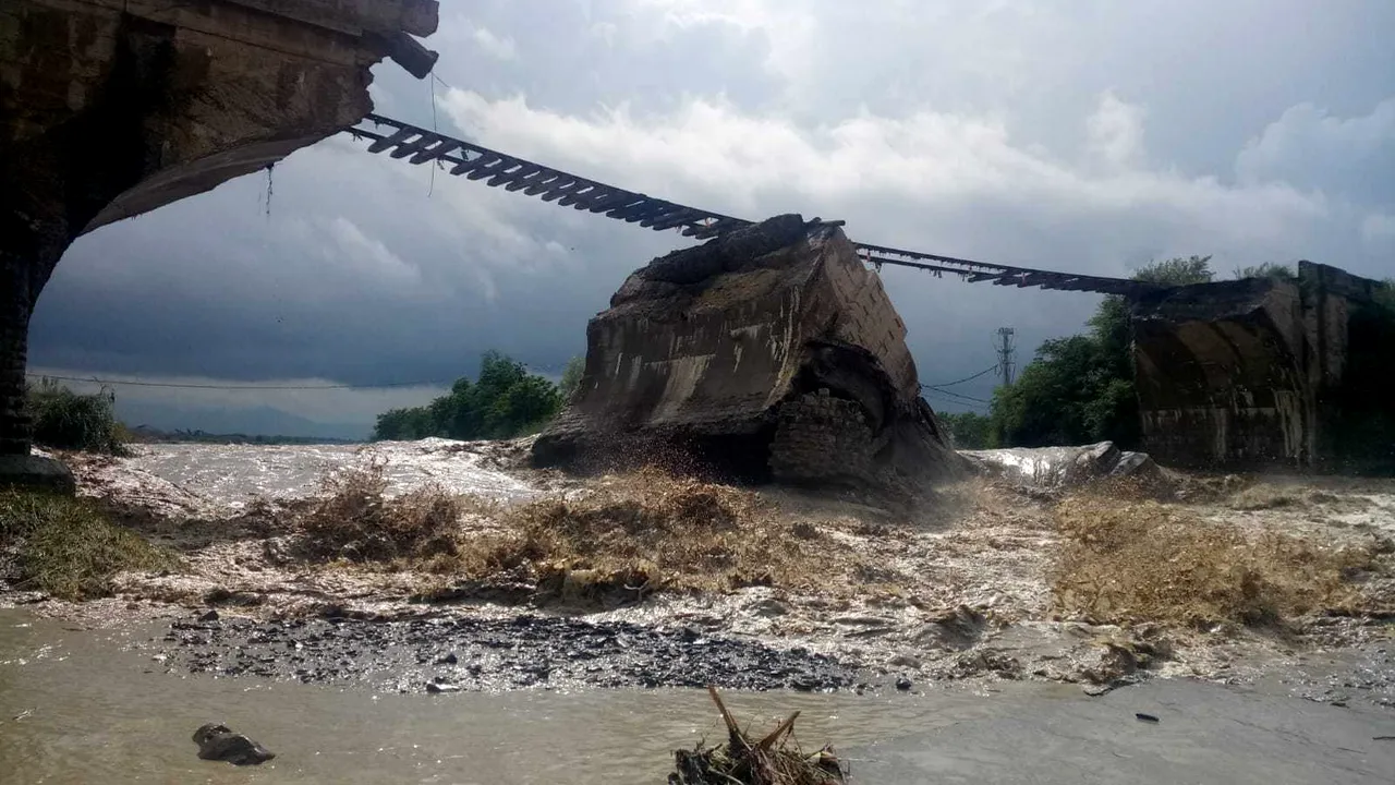 Imagini de coșmar în Brașov: Un pod de cale ferată s-a prăbușit în râul Tărlung. VIDEO