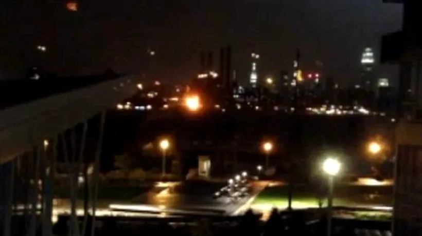 URAGANUL SANDY. Momentul în care o centrală electrică din New York a EXPLODAT, provocând cea mai mare pană de curent din istoria orașului - VIDEO