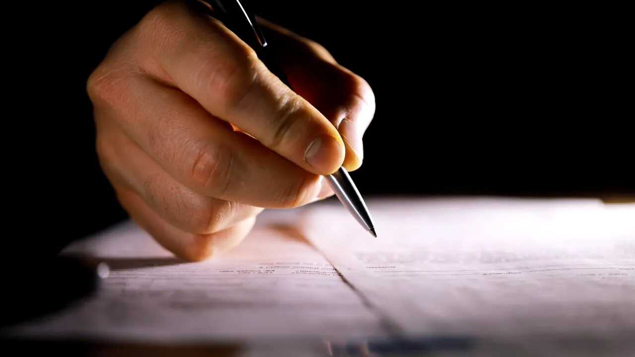 Felul în care scriem poate ascunde semne timpurii de declin cognitiv, arată un nou studiu