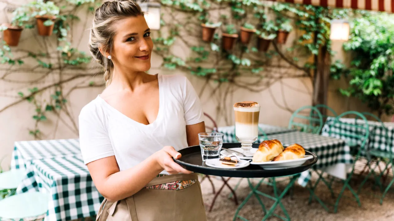 Afișul „de criză” dintr-un bar italian care stârnește controverse. Proprietarul refuză să-l înlăture: „E o glumă despre inflație”