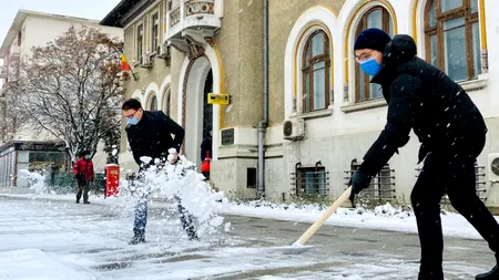 Viceprimar din Bacău, „palmă” la adresa locuitorilor orașului. Edilul a ieșit în fața Primăriei să curețe zăpada pentru a da un exemplu