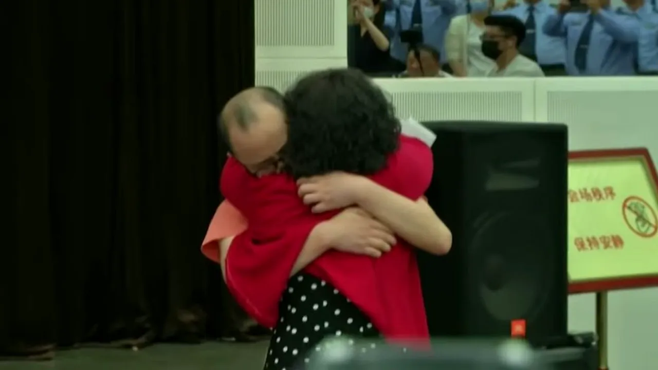 VIDEO EMOȚIONANT. O familie și-a regăsit fiul răpit acum 32 de ani. A fost vândut pentru suma de 840 de dolari