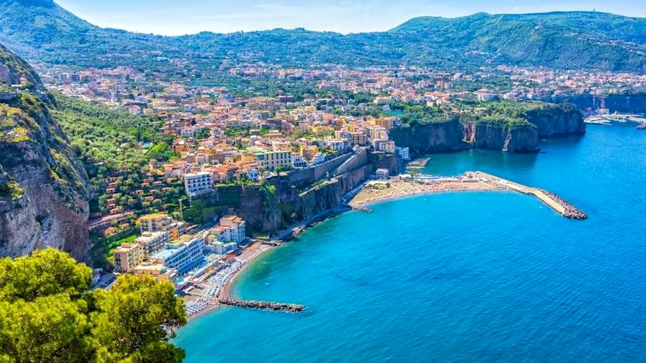 Ce destinație turistică introduce sancțiuni pentru purtarea costumelor de baie în public. Amenda este de 498 de euro!