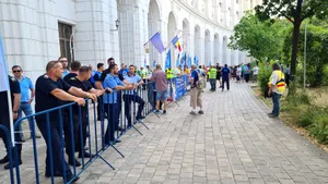 VIDEO – Polițiștii protestează, marți, în fața Ministerului de Finanțe: „Drepturile noastre sunt sfidate grosolan de către actualul Guvern. Pentru domnii guvernanți, complexitatea muncii noastre nu există”