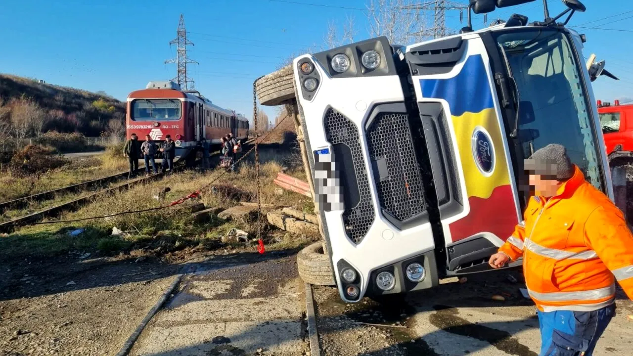 Accident feroviar în Dâmbovița. Un camion de gunoi a fost izbit și răsturnat de un tren de călători