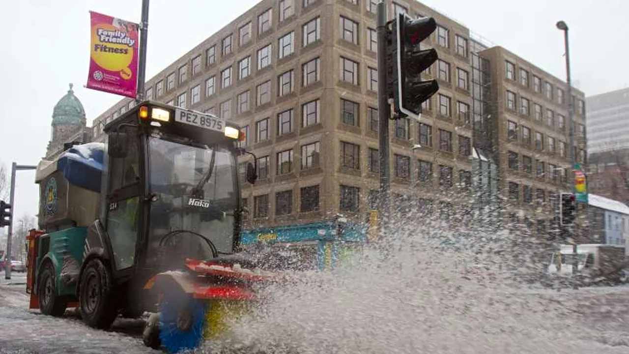 Transporturi perturbate și școli închise în Marea Britanie, din cauza unor inundații și ninsorii