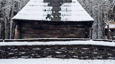 Ce a apărut pe acoperișul unei case dintr-un muzeu din Sibiu, după ce s-a topit zăpadă. Oamenii spun că e o minune FOTO