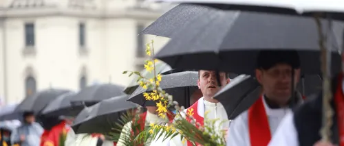 FOTO | Prima procesiune de Floriile Catolice în București după o pauză de doi ani, din cauza pandemiei