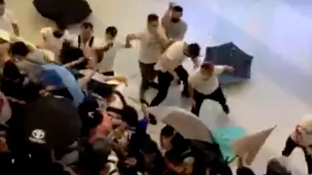 Prăpăd într-o gară din Hong Kong: Bărbați înarmați cu bâte și cu măști pe față au atacat zeci de oameni - VIDEO