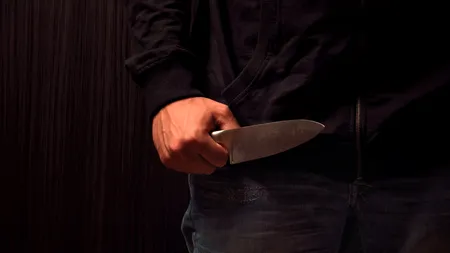 Incident VIOLENT într-o parcare din Capitală. Un bărbat a fost ÎNJUNGHIAT în urma unui conflict în trafic