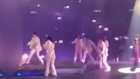 VIDEO | Doi dansatori au fost grav răniți în timpul unui concert în Hong Kong. Un monitor uriaș a căzut direct peste ei