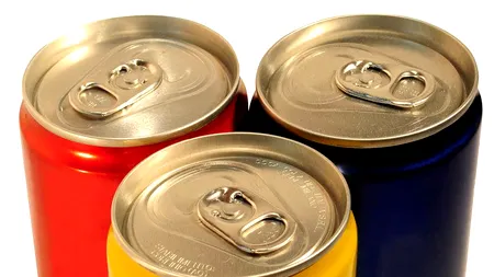 STUDIU: Consumul excesiv de sucuri carbogazoase și alcool provoacă albirea accelerată și căderea părului la tineri