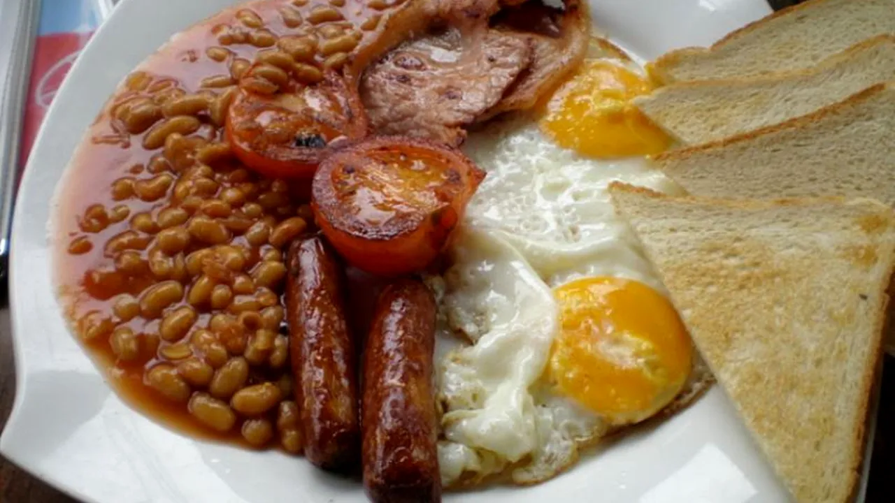 STUDIU. De ce un mic dejun cu ouă și cârnați te ajută să slăbești