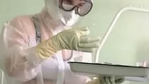 PEDEAPSĂ. Ce a pățit o asistentă medicală care trata pacienții de coronavirus în lenjerie intimă