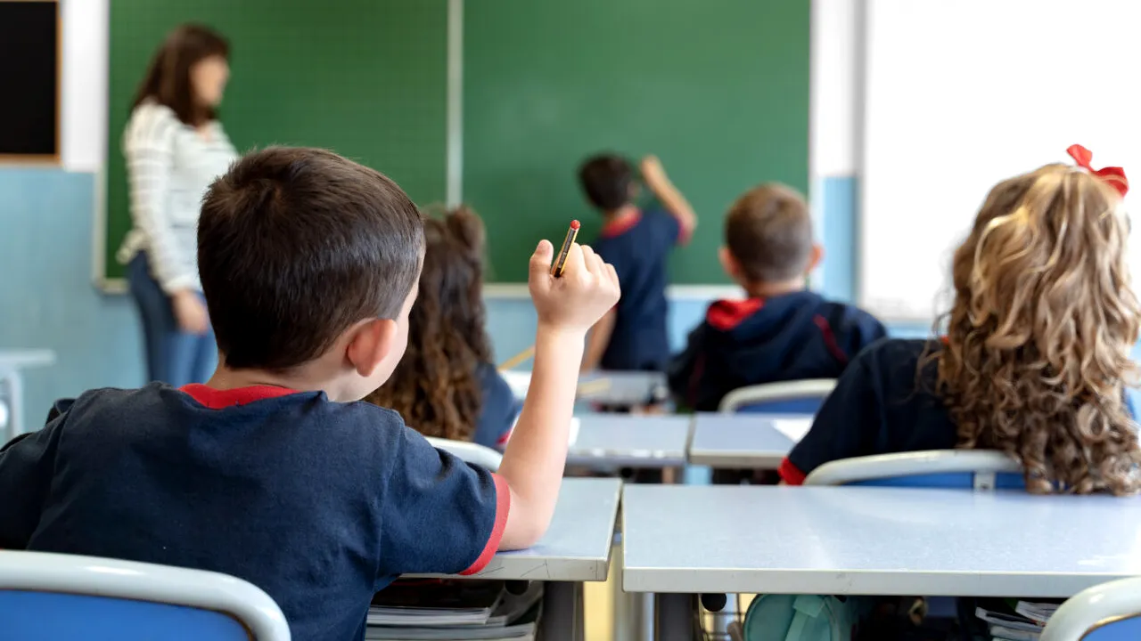 Bani pentru elevii din ciclul primar. Sute de cereri au fost depuse în programul „PRIMII”. Care este scopul acestuia
