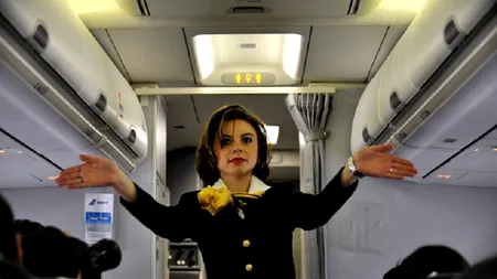 Motivul rușinos pentru care stewardesele se plimbă pe culoarul avionului. Nimeni nu ar fi bănuit așa ceva!