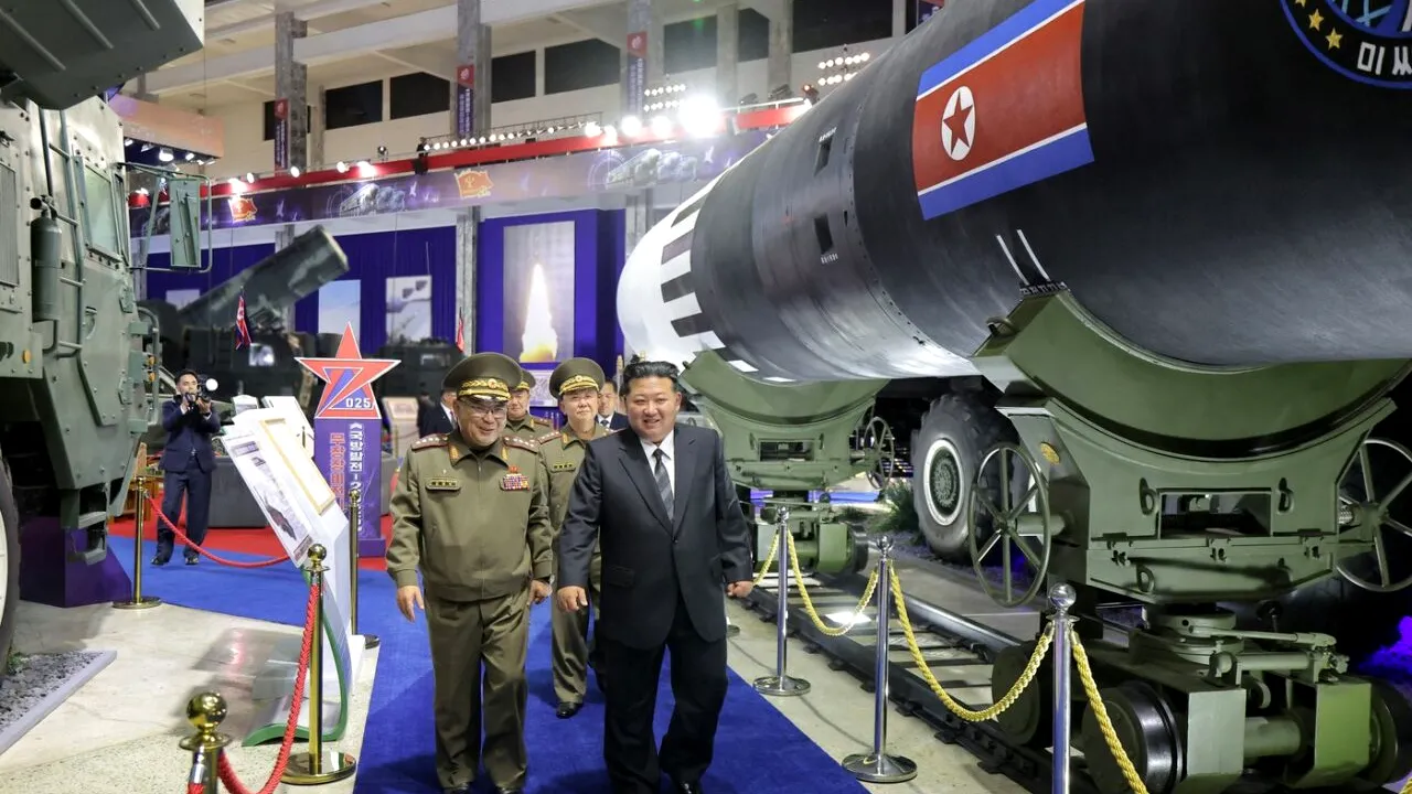 Coreea de Nord este pregătită de RĂZBOI. Liderul suprem inspectează arsenalul militar al țării