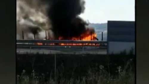 Incendiu pe A3. Un camion încărcat cu baloți de paie a luat foc în timpul mersului