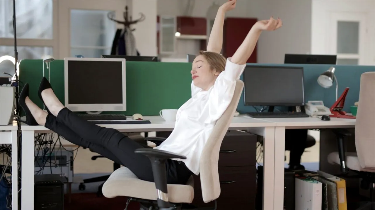 Lenea la locul de muncă în România | Cum identifici un angajat delăsător