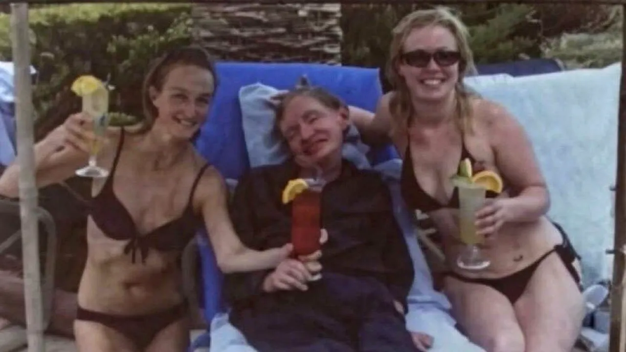 Un document dezvăluie că fizicianul Stephen Hawking ar fi întreținut contacte sexuale pe insula lui Jeffrey Epstein