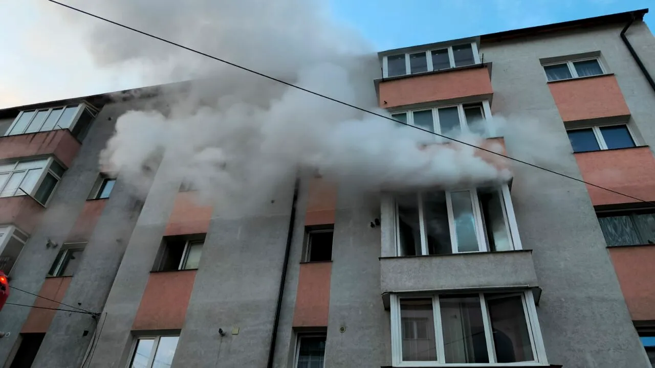 Un incendiu a izbucnit în Rădăuți, în dimineața primei zile de Paște. Ar fi pornit de la o candelă aprinsă