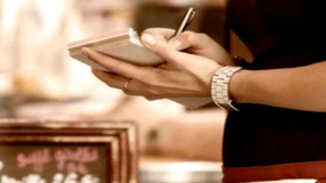 O chelneriță a adus nota clientului. Când a văzut bacșișul a rămas uimită. Ce i-a cerut în schimbul banilor