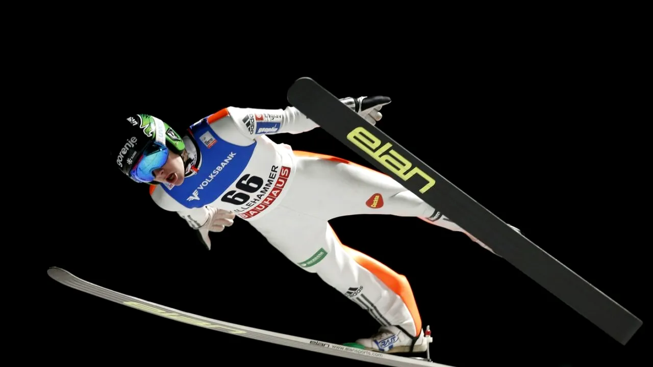 Performanță istorică la Cupa Mondială. Sportivul Domen Prevc a stabilit un nou RECORD la săriturile cu schiurile